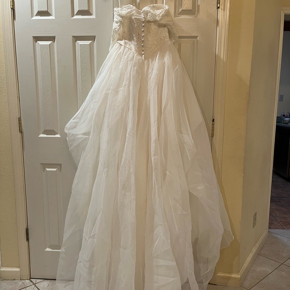 Wedding Dress - Picture 8 of 11